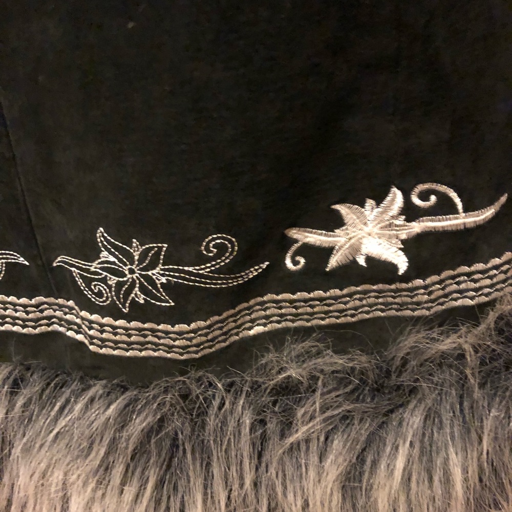 HOST PICK!🙀🤩😍3/30 Taut Black Genuine Leather Embroidered Fur Jacket - Picture 7 of 16